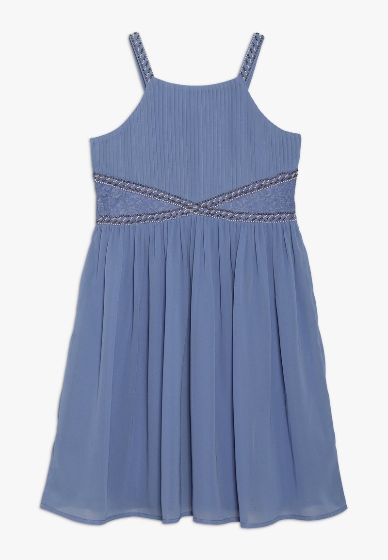 Robe bleue sans manches avec corsage plissé, ceinture croisée perlée et jupe fluide sur fond blanc.