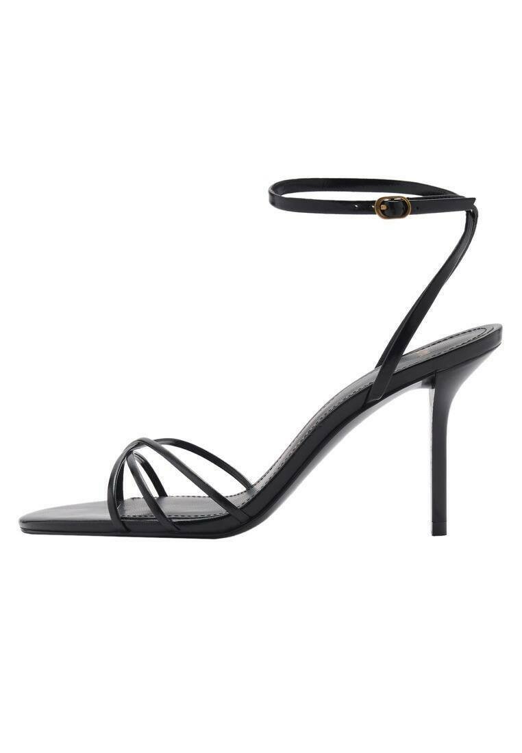 Sandal nero con tacco alto caratterizzato da una sottile cinghia alla caviglia, multiple cinghie incrociate sulla pianta e un design elegante con punta quadrata.
