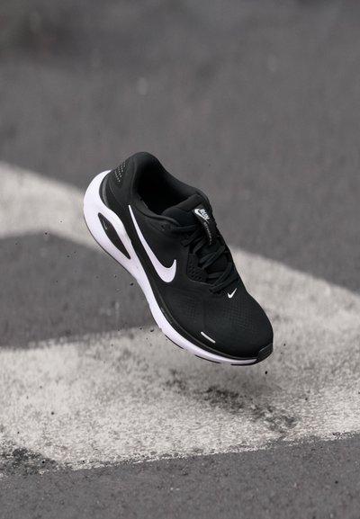 Nike Performance STRUCTURE 26