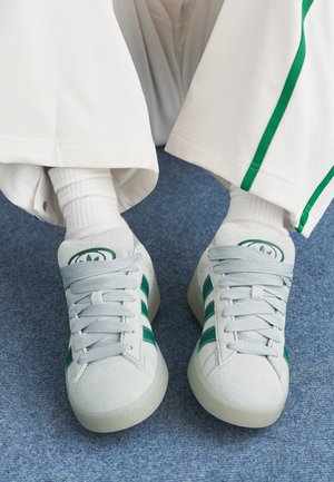 adidas Originals CAMPUS 00S W - Sneakers - sage/collegiate green/gold-coloured