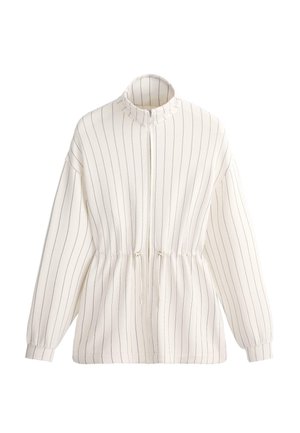 Biela bunda na zips s tenkými vertikálnymi čiernymi pruhmi, dlhými rukávmi, vysokým golierom a nastaviteľným pásom so sťahovacou šnúrkou.