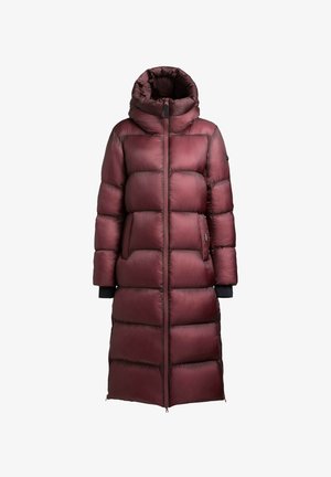 Giacca a vento bordeaux con design lungo, imbottitura spessa, colletto alto e chiusura con zip. Presenta tasche laterali e accenti neri ai polsini.