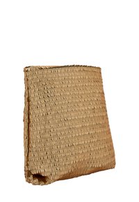 Naturfarvet tote bag lavet af vævet materiale, med et struktureret mønster af overlapende strimler og en åben form.