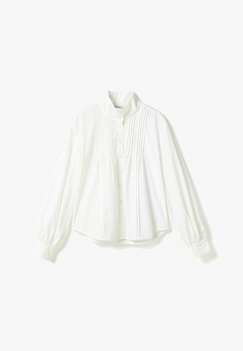 Chemisier blanc à manches longues avec col montant, plis verticaux sur le devant, fermeture boutonnée et poignets froncés sur les manches.