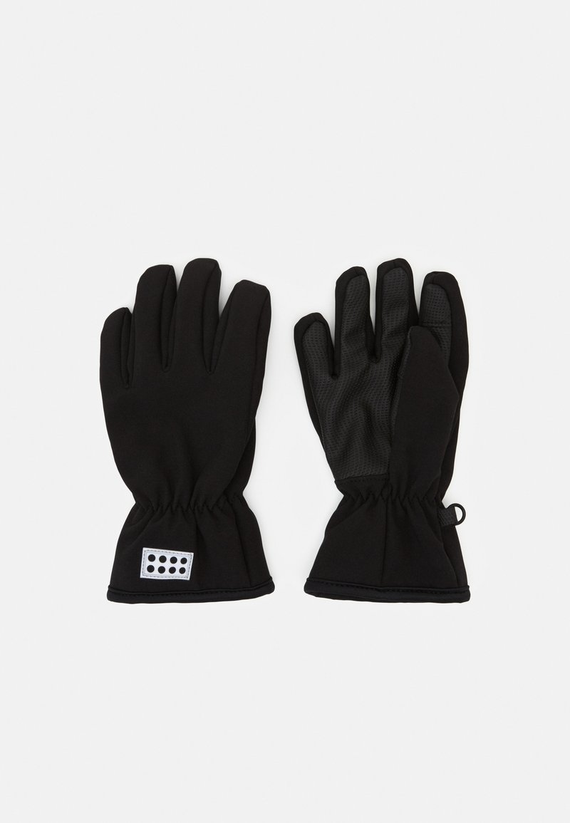 Schwarze Handschuhe mit einem glatten äußeren Stoff und griffiger Textur auf den Handflächen. Sie haben ein elastisches Handgelenk und ein weißes Etikett mit fünf schwarzen Punkten.