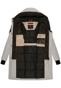 Grijze pufferjack met een zwarte binnenkant, voorzien van oranje accenten, zijzakken en een gewatteerd ontwerp. Zwarte manchetten en een capuchon kraag.