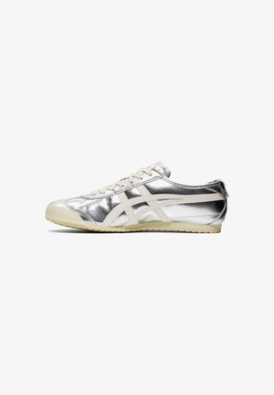 Zilveren metallic sneaker met witte accenten en veters. Beschikt over een gestructureerd oppervlak, een ronde neus en een rubberen zool met een patroon voor grip.