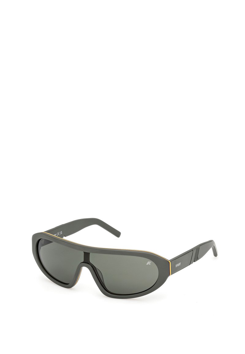 Sluneční brýle s matně černým rámem, obepínajícím designem, šedými tónovanými skly a jemnými zlatými akcenty na okrajích. Texturované bočnice.