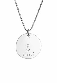Silverhalsband med en oval berlock. Berlocken har märket "Kuzzoí" och en 925-stämpel. Kedjan har en fin, länkad design.