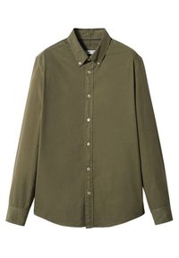 Camisa de manga larga verde oliva hecha de algodón, con cuello abotonado, tapeta de botones frontal y una textura suave.