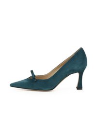 Scarpe con tacco alto in suede teal con punta affusolata, caratterizzate da un elegante fiocco sul piede e un tacco sottile, leggermente svasato.