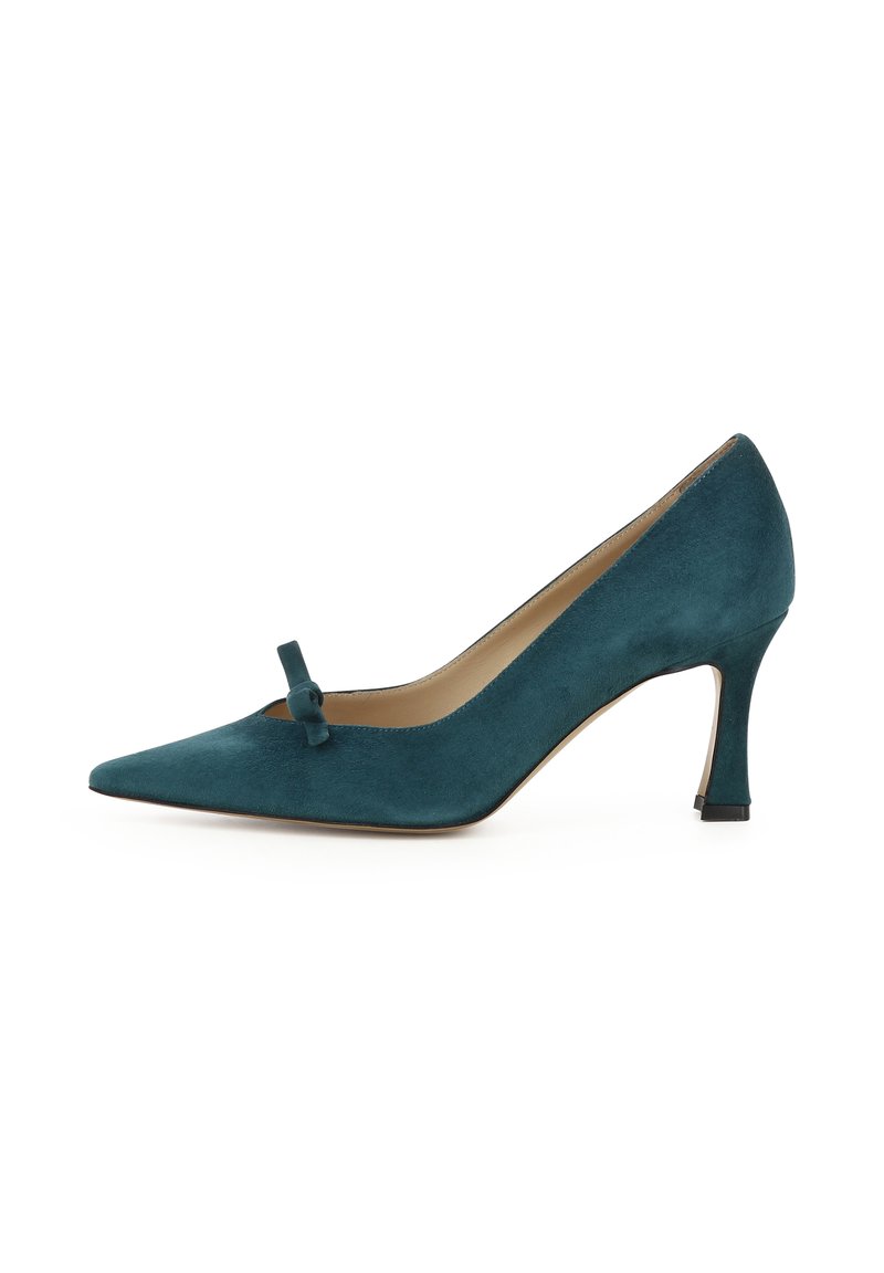 Scarpe con tacco alto in suede teal con punta affusolata, caratterizzate da un elegante fiocco sul piede e un tacco sottile, leggermente svasato.