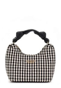 Sac à main tissé en noir et blanc avec une poignée en cuir noir nouée. Présente un logo doré à l'avant et une fermeture éclair sur le dessus. Forme ovale.