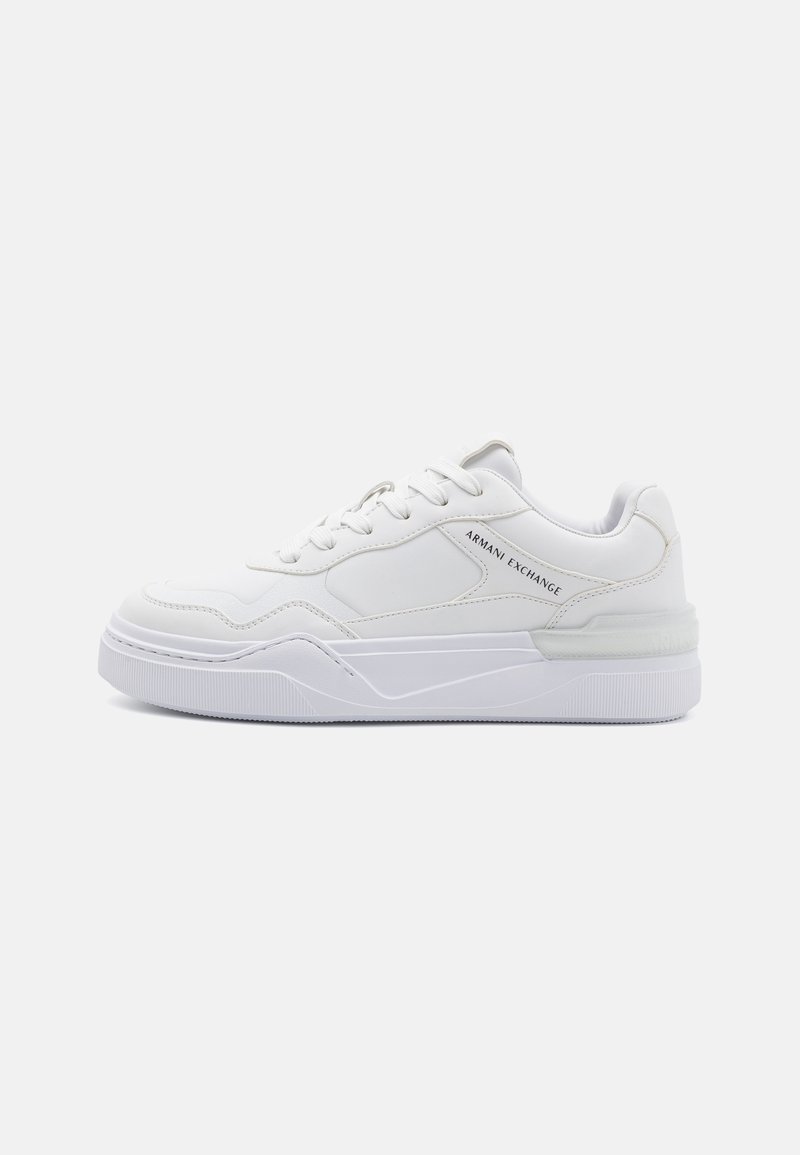 Weiße Sneakers mit einem glatten Lederobermaterial, dicker Gummisohle, runder Spitze und subtiler Markenkennzeichnung an der Seite. Mit tonalem Stich.