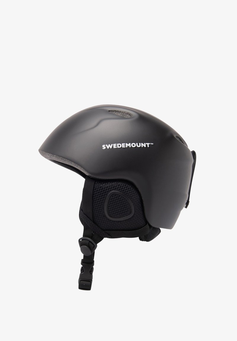 Czarny kask narciarski o gładkim wykończeniu, z regulowanym paskiem i otworami wentylacyjnymi. Posiada logo 'SWEDEMOUNT' z boku.