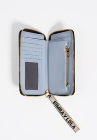 Portafoglio nero con interno azzurro chiaro. Presenta più scomparti per carte, una tasca con zip e una fascia in tessuto con l'etichetta "BIMBA Y LOLA."