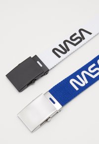 Due cinturini in nylon, uno bianco con il logo "NASA" nero, l'altro blu con il logo bianco. Ognuno presenta una fibbia di metallo, differente per colore e design.