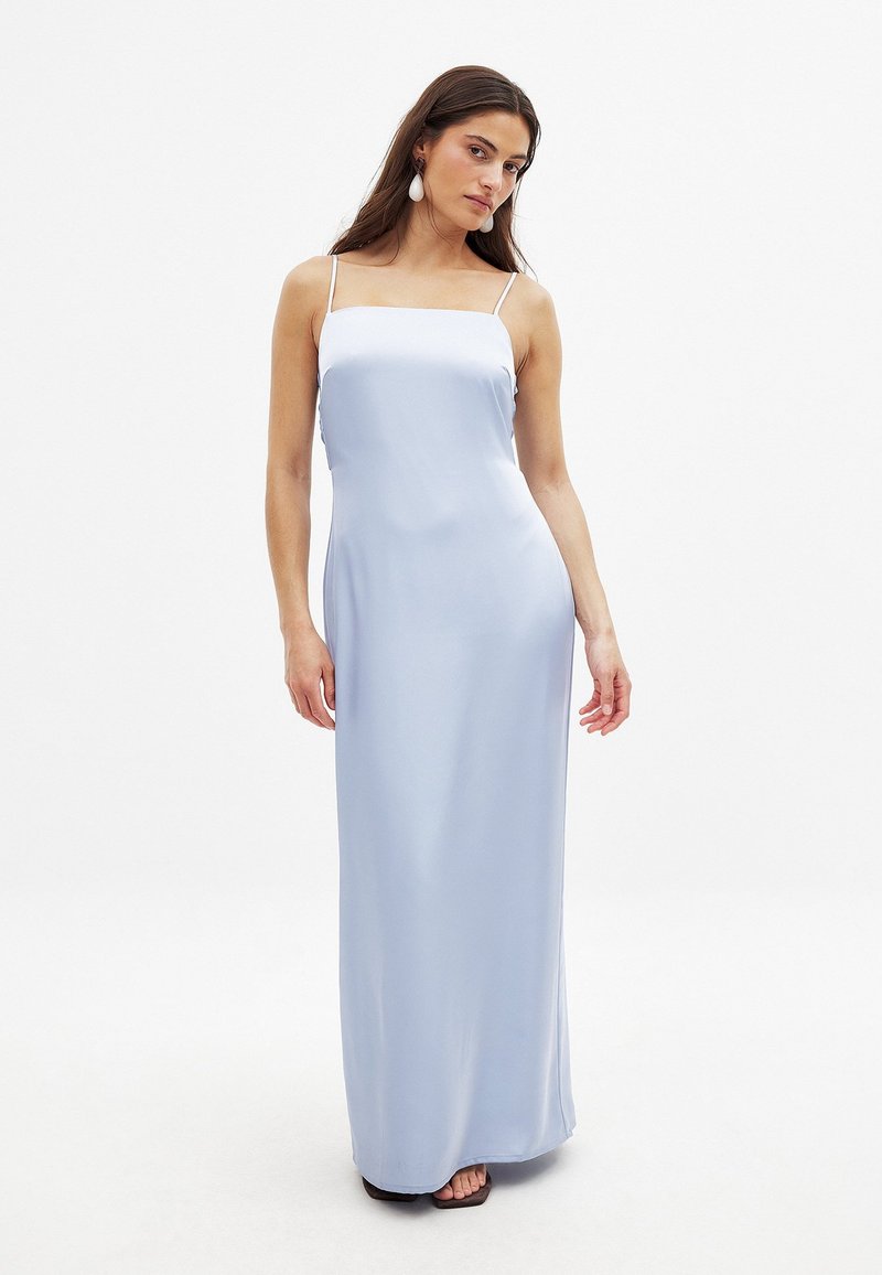 Šviesiai mėlyna satino maksi suknelė su plonais spageti petnešomis, kvadratiniu iškirpimu ir glotniu, tekstūruotu paviršiumi. Minimalistinis dizainas su laisvai krentančia siluetu.