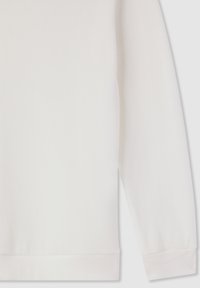 Top lungo a maniche lunghe bianco a coste con una texture morbida. Presenta un collo a rotondo e polsini a coste, offrendo una vestibilità aderente. Design minimalista.