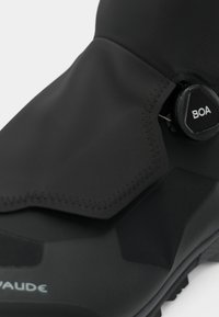 Sapatilha de ciclismo preta, à prova de água, com um design elegante, superfície texturizada e sistema de fecho BOA para um ajuste ajustável. Apresenta uma cobertura alta no tornozelo.