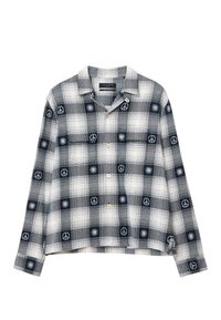 Chemise à boutons en motif plaid bleu marine et blanc, ornée d'une broderie représentant un symbole de paix et un soleil. Fabriquée dans un tissu doux, avec une coupe décontractée.