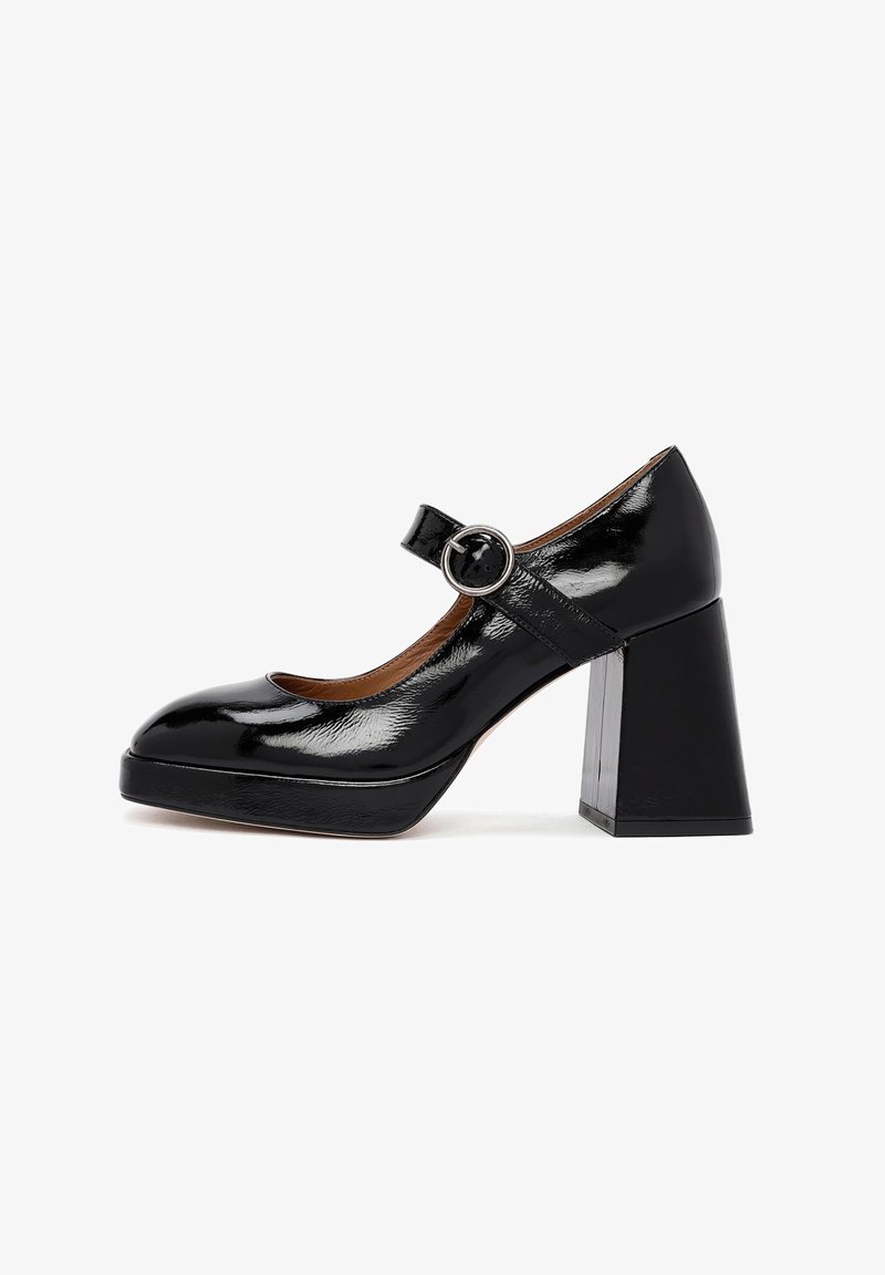Chaussure Mary Jane noire en cuir verni avec bride à boucle ronde, talon haut épais à bloc et semelle plateforme, vue de côté.