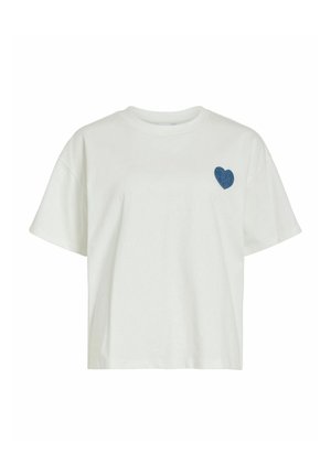 Balta kokvilnas T-krekls ar īsām piedurknēm, apaļu apkakli un zilu džinsa sirds apmācību kreisajā krūtīs.