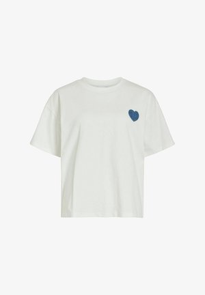 T-shirt en coton blanc à manches courtes, col rond, avec un patch en forme de cœur en jean bleu sur le côté gauche de la poitrine.