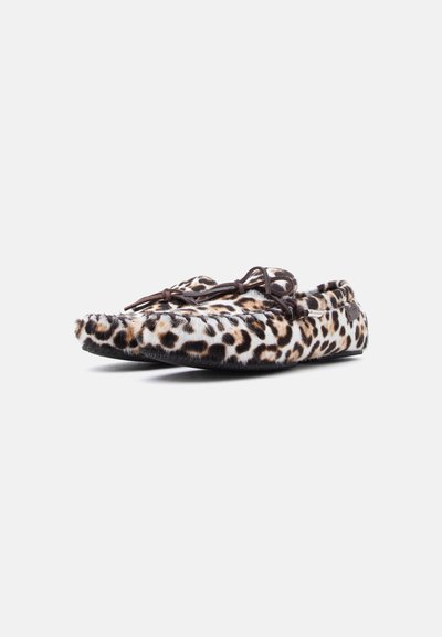 Ζευγάρι παντόφλες μοκασίνι με ψεύτικη γούνα λεοπάρδαλης και καφέ φιόγκους πάνω σε απλό λευκό φόντο.