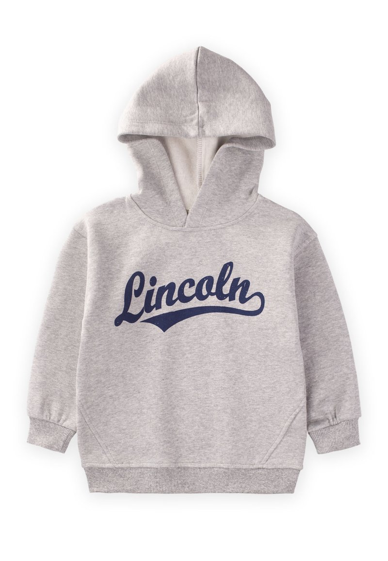 Sudadera con capucha gris con un estampado gráfico de "Lincoln" en azul marino. Presenta puños y dobladillo acanalados, una textura suave y un bolsillo frontal tipo canguro.