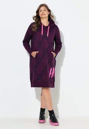 Abito felpa viola con motivo a quadri, maniche lunghe, tasche frontali e lacci rosa. Include una grafica stilizzata audace in rosa.