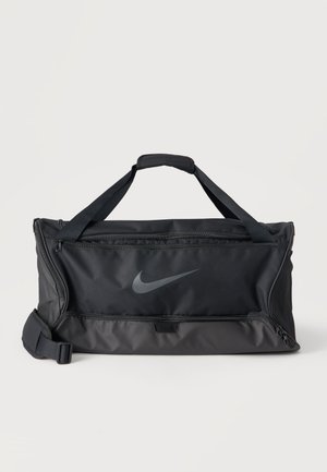 Czarna torba sportowa Nike typu duffel z podwójnymi uchwytami, regulowanym paskiem na ramię, przednią kieszenią na zamek błyskawiczny oraz logo Swoosh na jednolitym tle.
