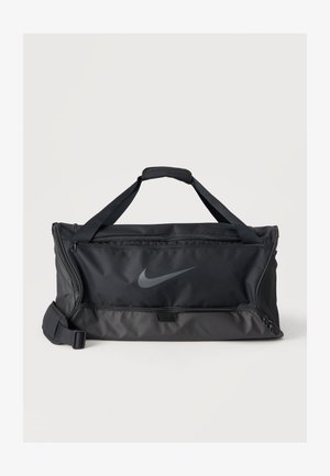 Μαύρη τσάντα Nike duffel με διπλές λαβές, ρυθμιζόμενο ιμάντα ώμου, μπροστινή τσέπη με φερμουάρ και λογότυπο swoosh πάνω σε μονόχρωμο φόντο.