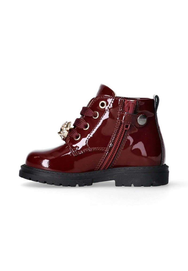 Rode gepatenteerde leren enkelboot met veters, zijrits, ronde neus, gestructureerde rubberen zool en decoratieve accenten in goudkleur.