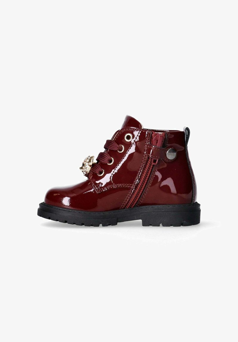 Rode gepatenteerde leren enkelboot met veters, zijrits, ronde neus, gestructureerde rubberen zool en decoratieve accenten in goudkleur.