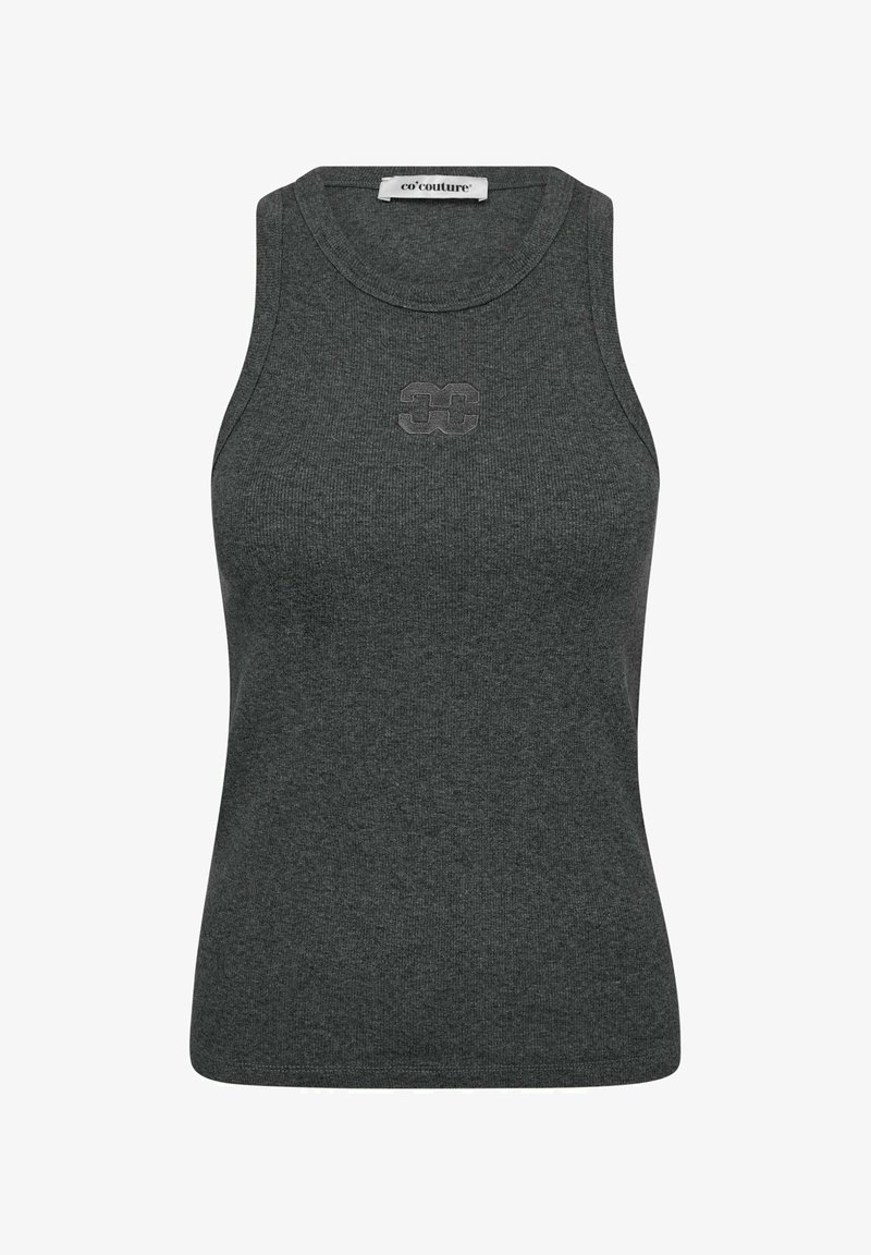 Szürke ujjatlan felső, kötött anyagból készült, kerek nyakkivágással és diszkrét logóval a mellkasán. Sima textúrája és testhezálló szabása van.