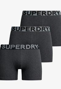 Drie paren donkergrijze boxershorts met een zwarte elastische tailleband waarop "SUPERDRY" in zilveren letters staat. Van een katoenmix.