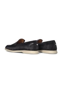 Heren instapschoenen in donkergrijs suede met een gladde textuur, crème rubberen zool en een minimalistisch ontwerp met een subtiele logo-detail.