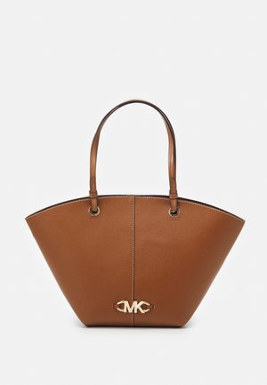 Sac fourre-tout en cuir marron avec deux poignées, détail du logo doré centré en bas, et finition texturée sur un fond clair.