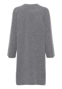 Robe-pull en maille grise oversize avec un col rond et des manches trois-quarts. Texture douce avec des coutures minimales et sans motifs visibles.