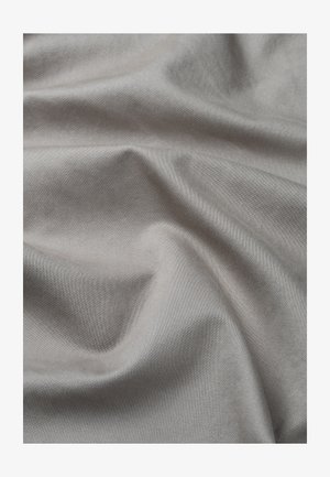 Gaiši pelēks audums ar gludu tekstūru, kuram ir smalks auduma raksts un maiga plūdenība, radot maigas krokas un ieplakas.