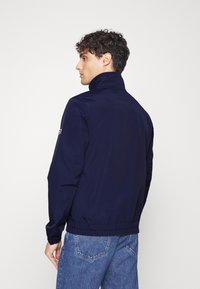 Tommy Jeans ESSENTIAL CASUAL - Lagana jakna - twilight navy