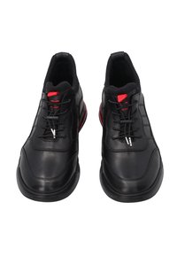 Schwarze Lederschuhe mit runder Spitze, ausgestattet mit roten Akzenten, einem strukturierten Gewebekragen und einem traditionellen Schnürsystem. Glatte Oberfläche mit Polsterung.