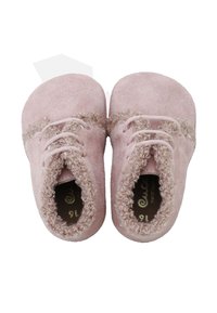 Zapatos de ante rosa con un ribete texturizado y esponjoso, y cordones. Diseño de punta redonda con un forro suave y acogedor visible en la abertura.