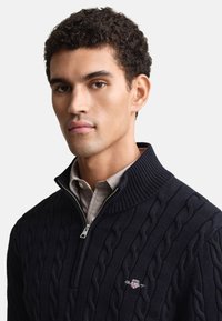 GANT CABLE HALF - Džemperis - evening blue