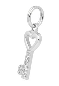 Ciondolo a forma di chiave in argento con un cappio a forma di cuore, decorato con pietre scintillanti lungo il fusto. Finitura metallica liscia e anello di attacco circolare.