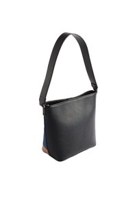 Schwarze Leder-Schultertasche mit strukturierter Oberfläche, ausgestattet mit einem textile Akzent in Blau und einem braunen Boden. Verstellbarer Schulterriemen für höheren Tragekomfort.