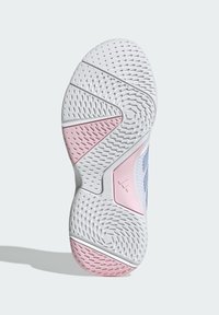 Suela de zapato en blanco con patrones texturizados y un acento rosa. Presenta una forma suave y redondeada con un agarre detallado para tracción.