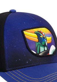 Casquette bleue et noire avec une visière jaune cousue et un patch représentant une tête de robot colorée avec des cornes jaunes sur un fond de coucher de soleil.