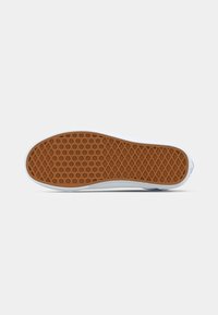 Gummisohle mit einem Wabenmuster, weiße Zwischensohle und hellen Obermaterial. Entworfen für Grip und Haltbarkeit in Freizeit-Schuhen.